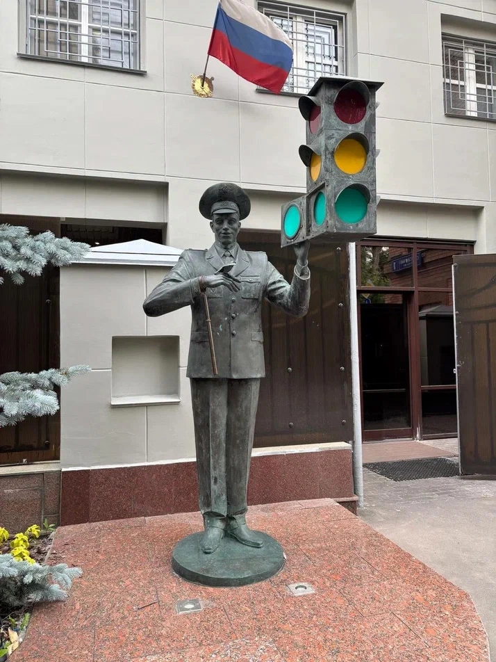 В Слесарном переулке, прямо у здания ГИБДД, застыл главный великан советской мультипликации — Дядя Стёпа.