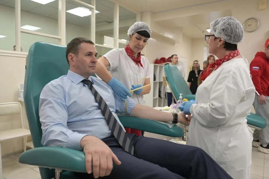 В акциях по сдаче крове регулярно участвует губернатор Дмитрий Демешин.