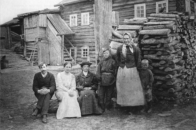 Александр Грин с первой женой Верой в деревне Великий Бор под Пинегой, 1911 г