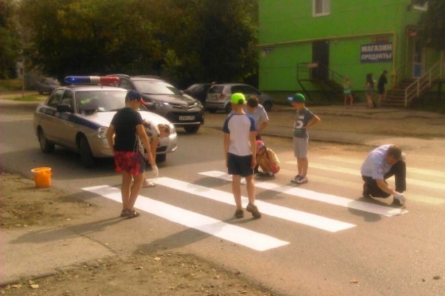 Сотрудник полиции и школьники вместе нарисовали необычную зебру.