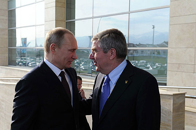 Владимир Путин и президент МОК Томас Бах на Олимпиаде в Сочи