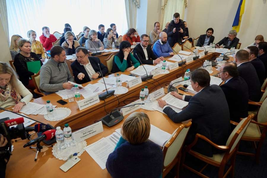 Более того, по результатам обсуждения комитет принял решение рекомендовать Верховной раде принять проект закона №2013 за основу, а также предусмотреть его вступление в силу с первого января следующего года