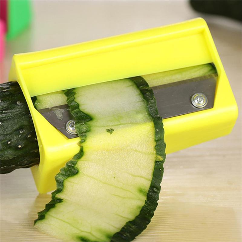 Точилка режет овощ очень тонко, поэтому пластинки овоща удобно использовать в качестве увлажняющей маски для лица.