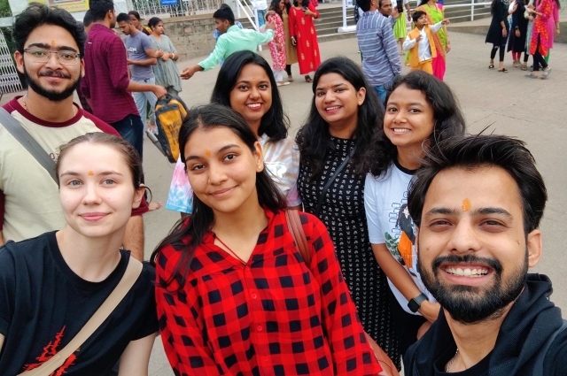 Полина с однокурсниками в Индии.