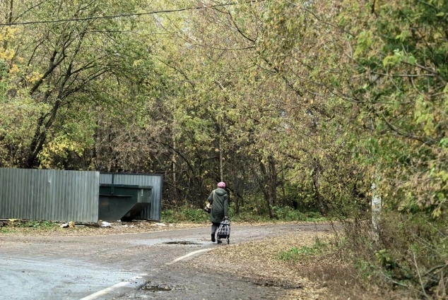 От остановки приходится идти через холмы и бурелом.