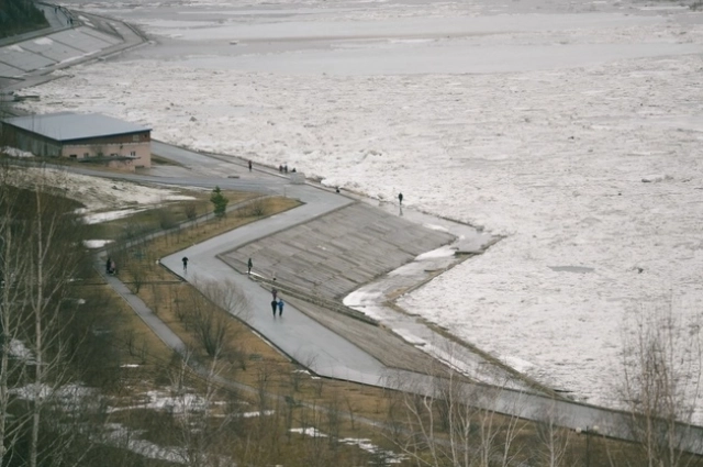 Ледоход на Томи выглядит впечатляюще.