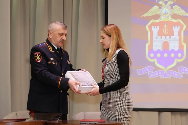 Дело вручает начальник УМВД России по Калининградской области генерал- майор полиции Александр Сокрутенко