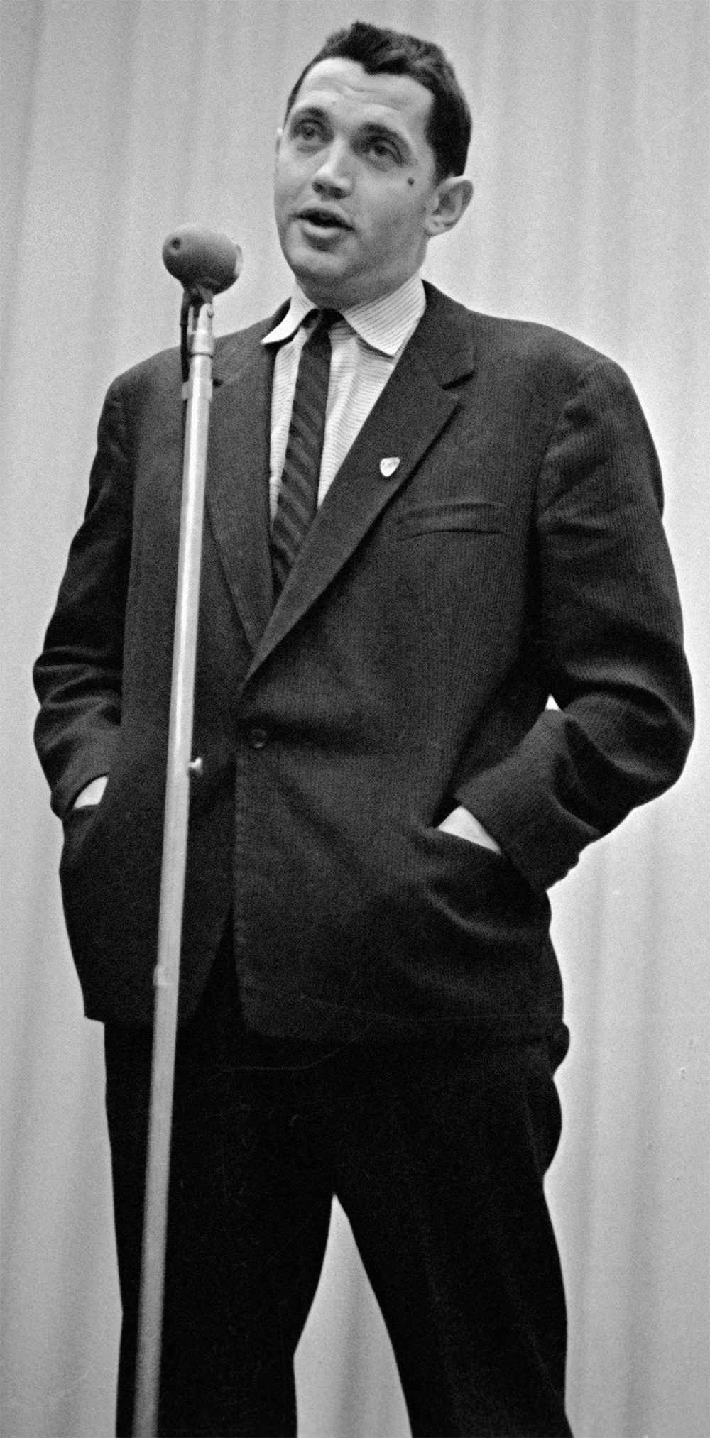 Поэт Роберт Иванович Рождественский во время выступления. 1964 г.