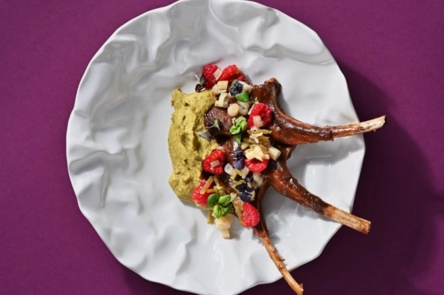 Традиционная армянская кухня весьма разнообразна. аре ягнёнка в квасном соусе с пюре из чечевицы.