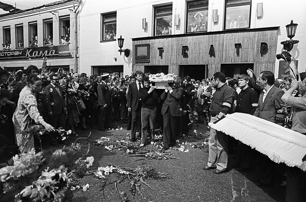 Гражданская панихида и церемония прощания с советским актером театра и кино, поэтом и певцом Владимиром Высоцким в здании Театра на Таганке в Москве 28 июля 1980 года. Гроб с телом покойного выносят (слева направо): близкий друг артиста - актер Валерий Янклович, художественный руководитель театра Юрий Любимов и артист Вениамин Смехов.