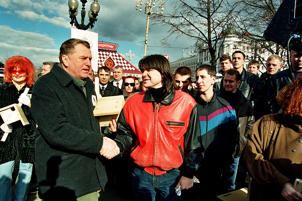 «Плачет девушка в&nbsp;автомате», «Качка»&nbsp;— эти песни, прозвучавшие в&nbsp;его исполнении больше 20&nbsp;лет назад, помнят до&nbsp;сих пор. На снимке Евгений Осин и Владимир Жириновский.