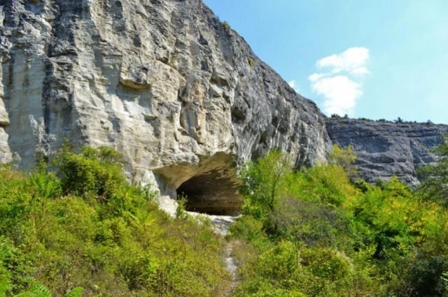 Современный вид стоянки, где было найдено погребение ребенка.