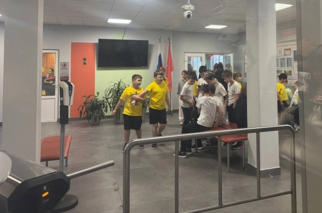 Дети младших классов идут на физкультура утром 15 декабря.