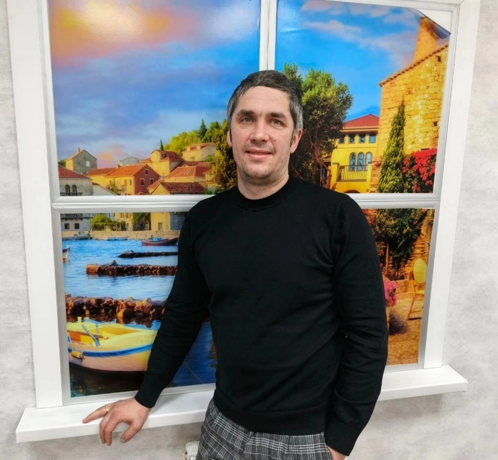 Внешне Андрей Горюшин совсем не похож на Михаила Боярского, зато мастерск умеет в него перевоплощаться.