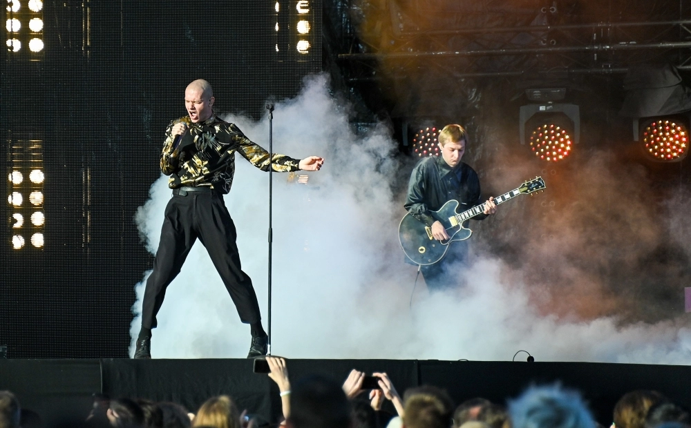 Солист группы Shortparis Николай Комягин выступает на фестивале «Ласточка Summet» на территории Олимпийского комплекса «Лужники» в Москве.