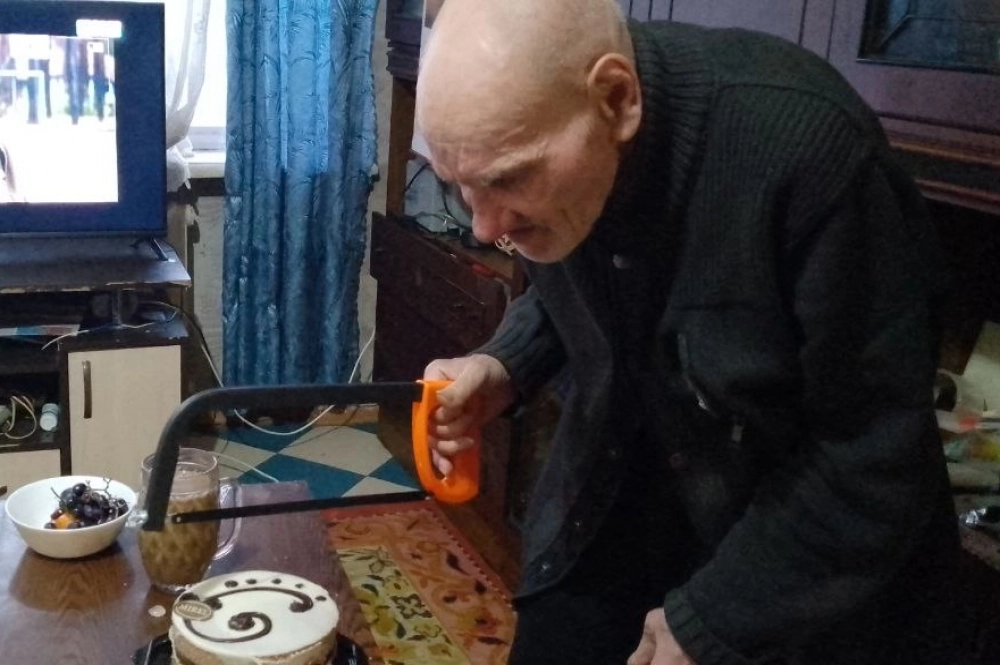 Юморной дед Толя тут же пустил в ход подарки.