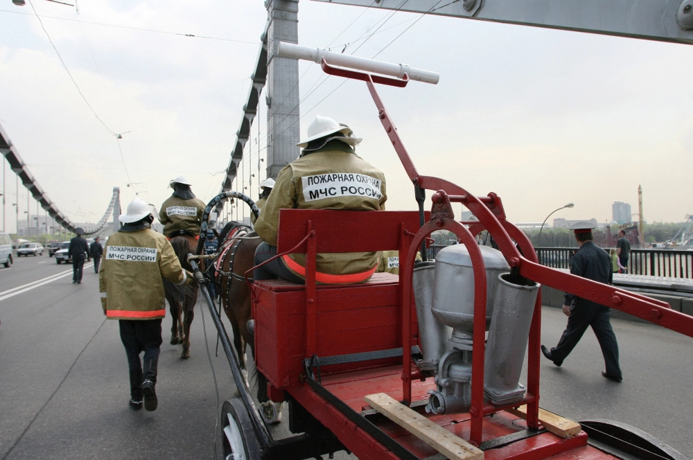 В честь Дня пожарной охраны сотрудники противопожарной службы прошли торжественным маршем по центральным улицам Москвы.