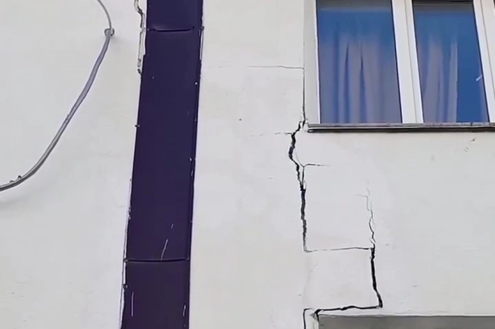 Трещина проходит по зданию на 4 этажа. 