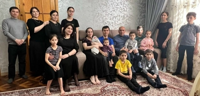 В своём доме многодетная чета часто встречает гостей.