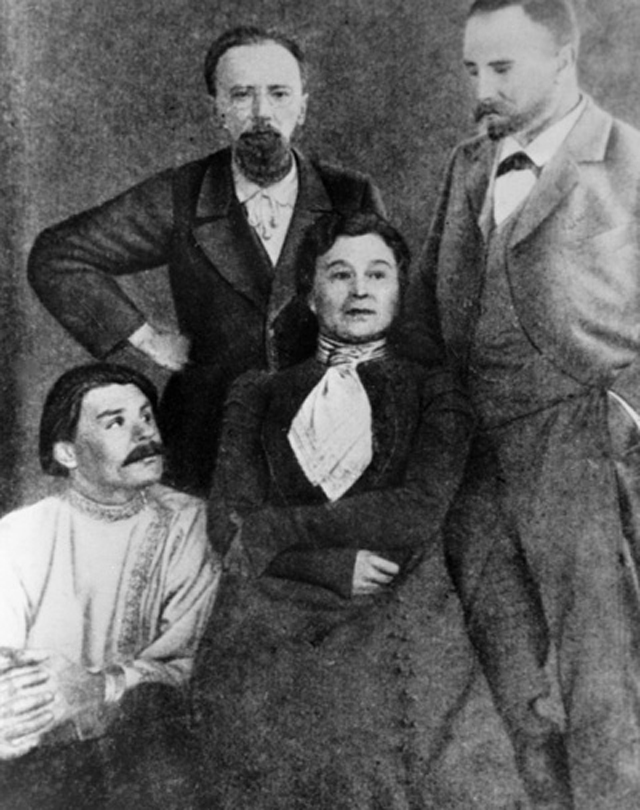 Писатель Максим Горький (слева), актриса Мария Ермолова, врач Леонид Средин (2 слева) и А. Н. Алексин (справа) в Крыму, 1901 год
