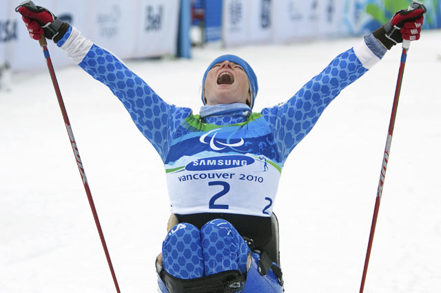 Francesca Porcellato празднует победу в лыжном спринте на Паралимпиаде 2010 года