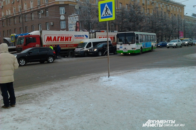 В центре Омска произошло тройное ДТП.