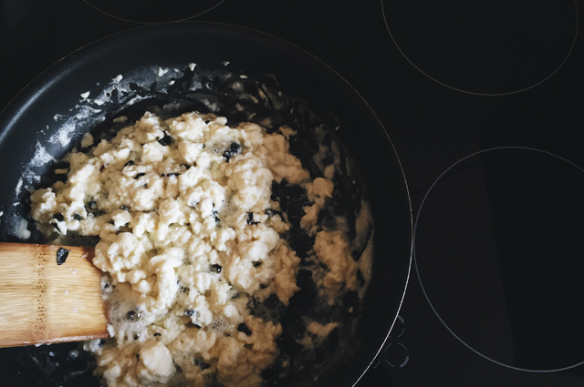 Как приготовить омлет с молоком на сковороде