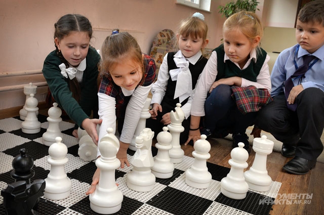 В шахматы играют на столе и на... полу!