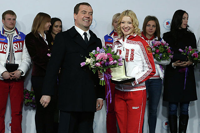 Дмитрий Медведев и Екатерина Боброва во время церемонии вручения Фондом поддержки олимпийцев России автомобилей победителям и призёрам сочинских Игр