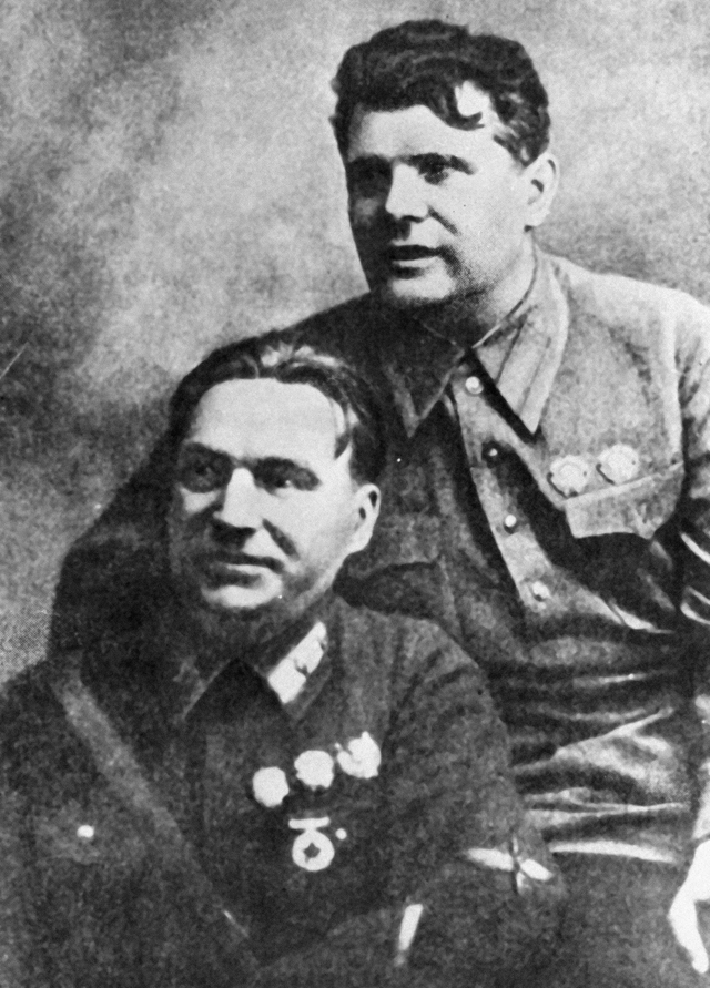 Валерий Чкалов (1904-1938)(слева) и Михаил Водопьянов (1899-1980) - летчики, Герои Советского Союза.