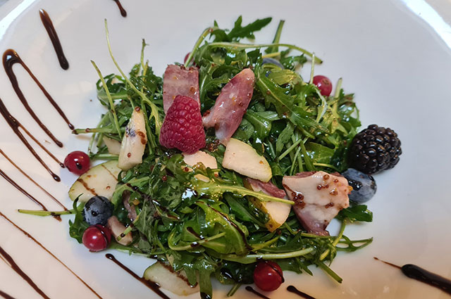 Популярный в Казани салат с мясом копченого гуся.