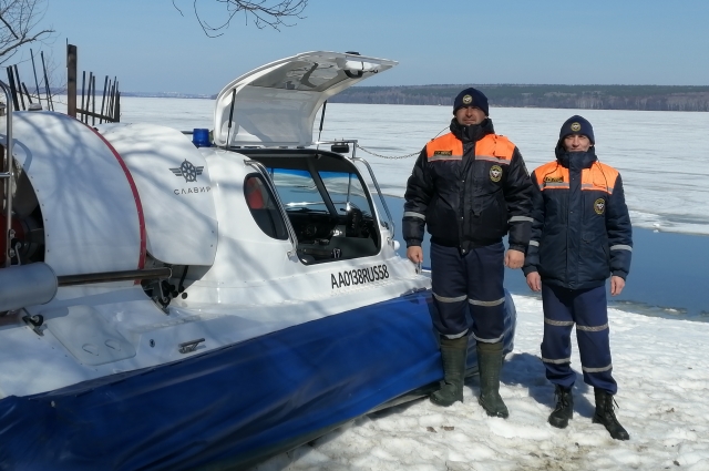 Судно, с помощью которого наряд спасателей снимали рыбаков со льдины.