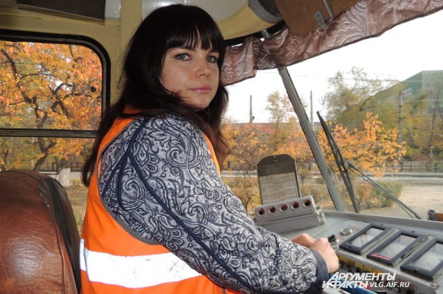 Женщина водитель трамвая. Женщины водители трамвая в Москве. Форма водителя трамвая. Профессия водитель трамвая.
