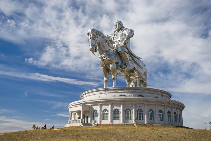 Статуя Чингисхана в Цонжин-Болдоге. Крупнейший из памятников Чингисхану в Монголии и крупнейшая конная статуя в мире.