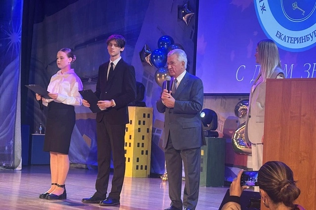 Артём Жога поздравил школьников Екатеринбурга с Днём знаний