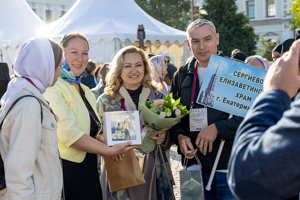 Глава Фонда ЕСПО Анна Громова с паломниками из Екатеринбурга.