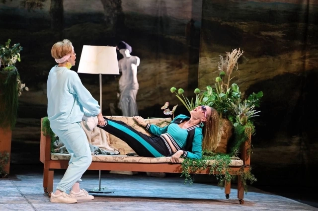 Приморские актрисы легко преобразились в англичанок.