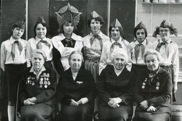 «Боевые подруги» на встрече с пионерами в 1979 году. 