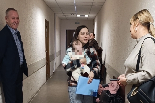 Анна С. с младшей дочерью в суде.