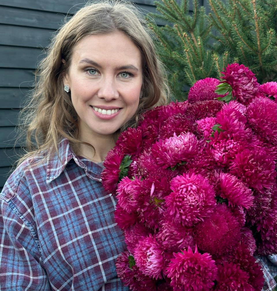 Анна с астрами сорта Лидия.