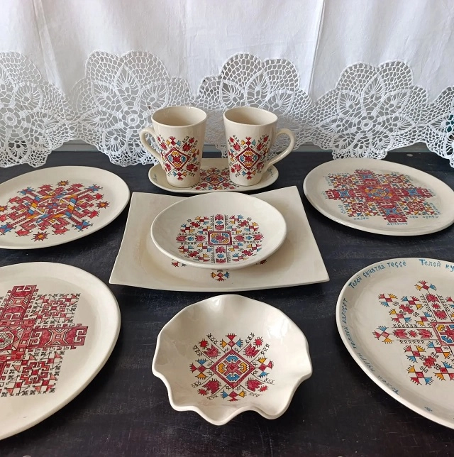 Набор посуды с чувашским орнаментом в авторском исполнении Зои Игнатьевой. 