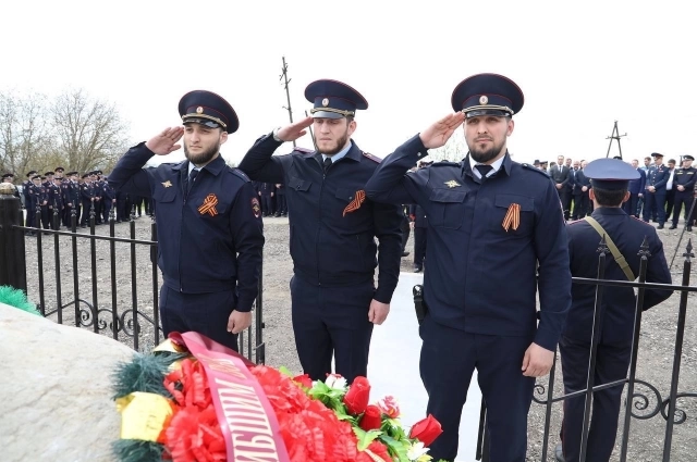 Военные у памятника в Малгобеке.