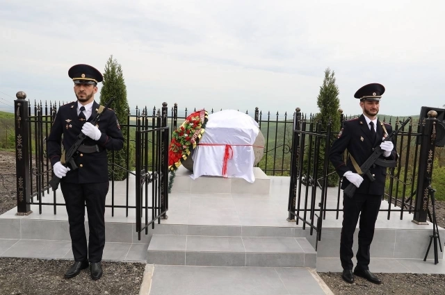 Так открывали памятник в Малгобеке.