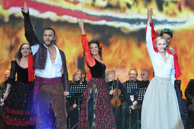 Мюзикл Зорро Дмитрий Ермак и Наталия Быстрова (на переднем плане), 2012 год
