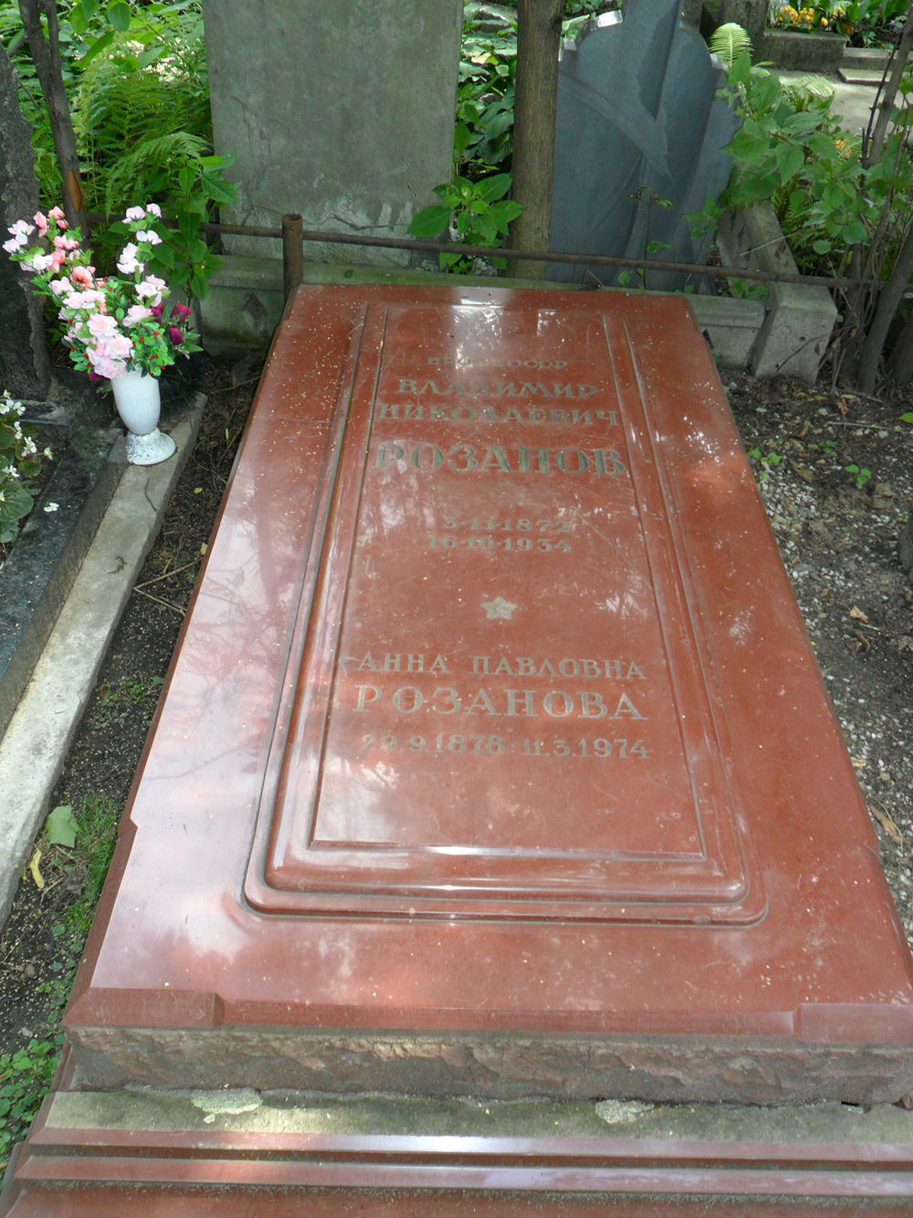 Могила В. Н. Розанова на Новодевичьем кладбище.