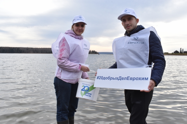 К экологической акции по выпуску рыбы подключились молодые специалисты Усольского калийного комбината