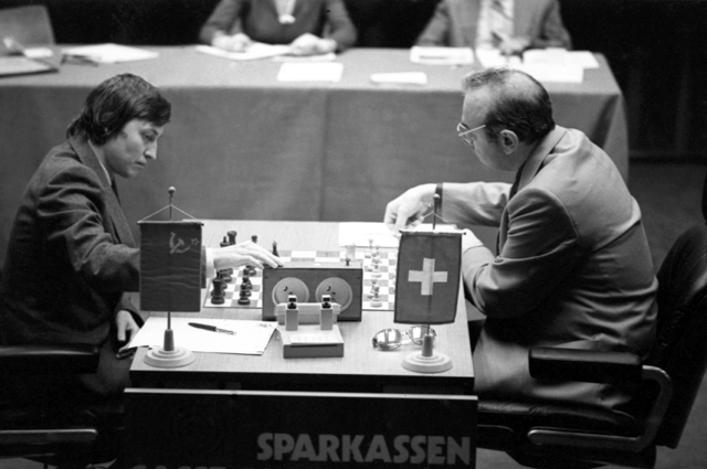 Матч на первенство мира по шахматам между Анатолием Карповым и Виктором Корчным (слева направо) в Италии, 1981 г.