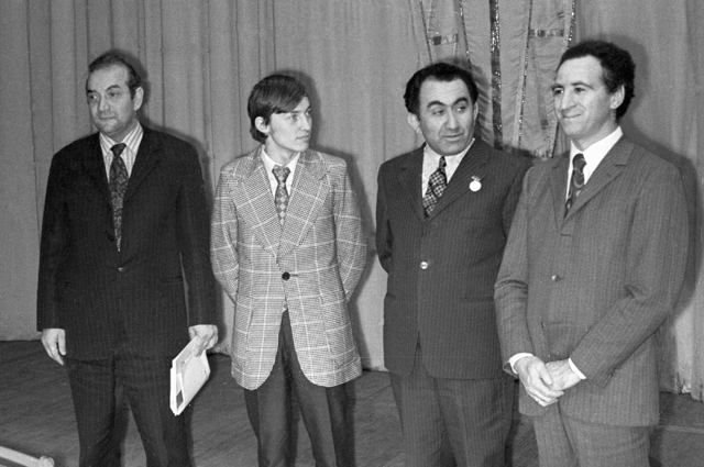Слева направо: Виктор Корчной, Анатолий Карпов, Тигран Петросян и Лев Полугаевский на торжественном закрытии 41-го чемпионата СССР по шахматам, 1973 г.