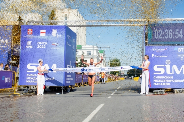 Победительницей на главной дистанции среди женщин стала омичка Марина Ковалева.
