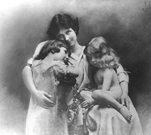 Айседора Дункан с детьми. 2011 год.